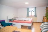 Wohlfühlen im Dorf nur 1 Min. von der Stadt entfernt, 6 Zi., Garten, Garage, Carports - OG - Schlafzimmer 1
