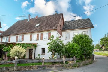 Wohlfühlen im Dorf nur 1 Min. von der Stadt entfernt, 6 Zi., Garten, Garage, Carports, 72213 Altensteig, Einfamilienhaus
