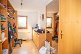 Wohlfühlen im Dorf nur 1 Min. von der Stadt entfernt, 6 Zi., Garten, Garage, Carports - OG - Kinderzimmer oder Ankleidezimmer