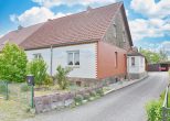 BESICHTIGUNG: Gemütliches Haus, gr. Grundstück 2.750 m², 2 Garagen, viel Potential! - _Aussenansicht