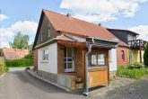 BESICHTIGUNG: Gemütliches Haus, gr. Grundstück 2.750 m², 2 Garagen, viel Potential! - Eingang Seite