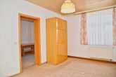 BESICHTIGUNG: Gemütliches Haus, gr. Grundstück 2.750 m², 2 Garagen, viel Potential! - Schlafzimmer Richtung Kinderzimmer