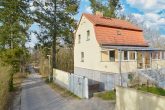 VERKAUFT: Wohnhaus mit Stil in besonderer Alleinlage, Naturpark Märkische Schweiz, nah bei Buckow + Müncheberg - Aussenansicht zur Straße / Sackgasse