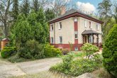 Massives Försterhaus im Wald, 6 Zimmer, ca. 4.600 m² Grundstück, Garage, Nebengebäude - Aussenfoto - gepflasterter Stellplatz