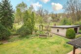 Massives Försterhaus im Wald, 6 Zimmer, ca. 4.600 m² Grundstück, Garage, Nebengebäude - Blick aus dem Fenster zur Garage