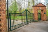 Massives Försterhaus im Wald, 6 Zimmer, ca. 4.600 m² Grundstück, Garage, Nebengebäude - Einfahrtstor