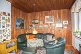 Massives Försterhaus im Wald, 6 Zimmer, ca. 4.600 m² Grundstück, Garage, Nebengebäude - EG  Wohnzimmer Sitzecke