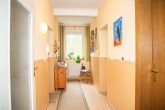 Massives Försterhaus im Wald, 6 Zimmer, ca. 4.600 m² Grundstück, Garage, Nebengebäude - EG  Wohnungsflur