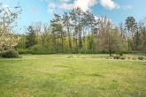 Massives Försterhaus im Wald, 6 Zimmer, ca. 4.600 m² Grundstück, Garage, Nebengebäude - Grundstück hinten