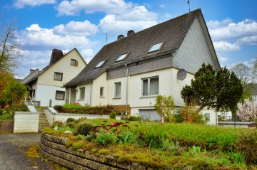 Attraktives Wohnhaus mit großem Grundstück und viel Potential, 57258 Freudenberg, Einfamilienhaus