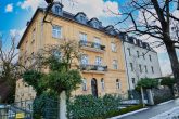 RESERVIERT! Stilvoller Altbau, 3-Zi. Hochparterre, modernisiert, großer Keller, Garten, Nähe Nymphenburg - Aussenbild Straßenseite / Richtung Schloßkanal