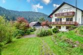 Schwarzwald-Idylle! Mehrgenerationenhaus, Ferienwohnungen, ruhige Lage, sehr guter Zustand, neue Heizung, PV, Garagen - Blick vom Garten