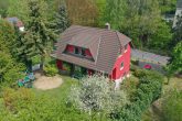 Junges Haus mit viel Platz in ruhiger Lage mit schönem Garten zum Wohlfühlen - Foto Luftbild Drohne