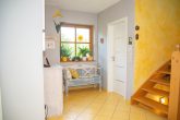Junges Haus mit viel Platz in ruhiger Lage mit schönem Garten zum Wohlfühlen - Wohnungsflur - Blick zum Gäste-WC im EG