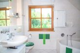 Junges Haus mit viel Platz in ruhiger Lage mit schönem Garten zum Wohlfühlen - Bad im DG - Blick zum Fenster