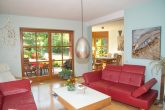 Junges Haus mit viel Platz in ruhiger Lage mit schönem Garten zum Wohlfühlen - Wohnzimmer - Blick zur Terrasse im EG.